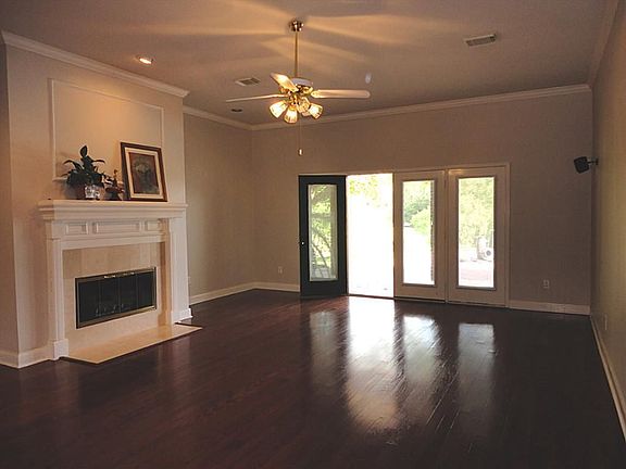 4th image of 1800 Creekside Dr