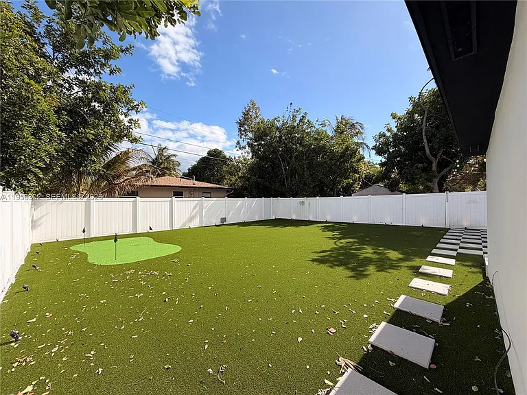 1532 N Andrews Ave — Photo 2