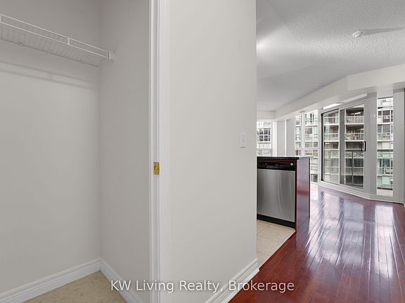 5th image of 51 Lower Simcoe St #1801
