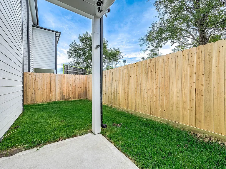 2716 Spence St — Photo 32