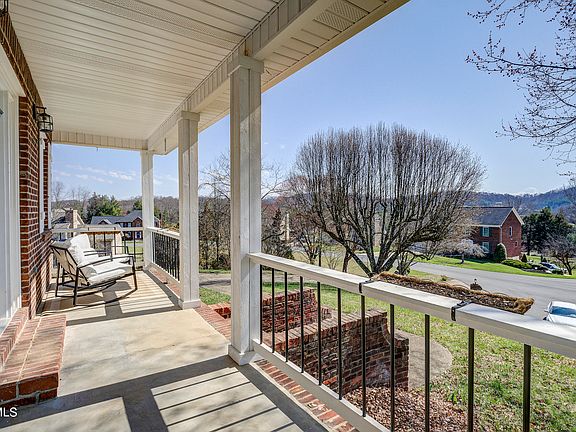 4th image of 390 Grandview Ct