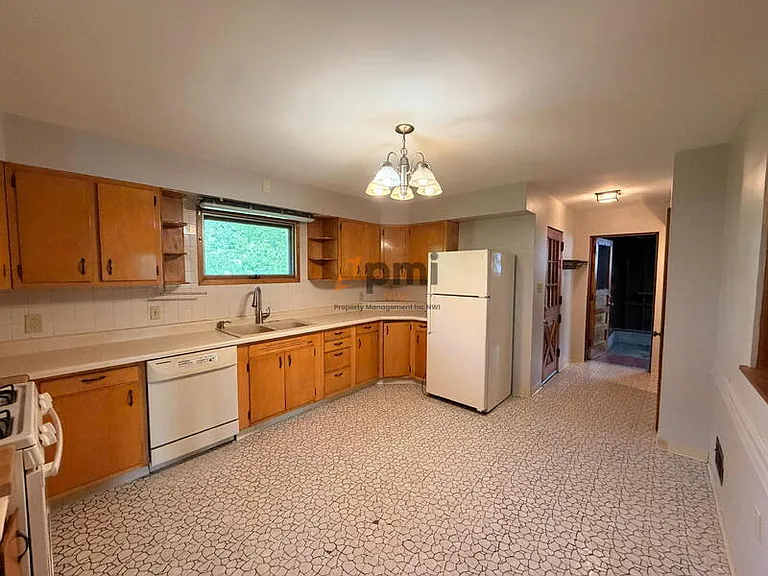 330 E 69th Pl — Photo 4