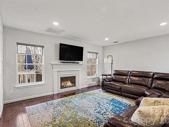 4th image of 1106 Vine Cliff Ln