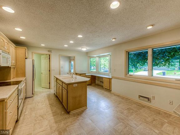 3rd image of 3620 Belden Dr NE