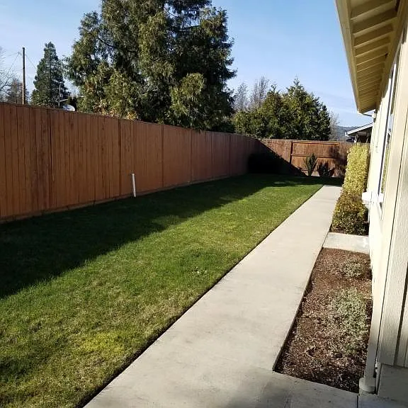 1042 SW Princeton Pl — Photo 2