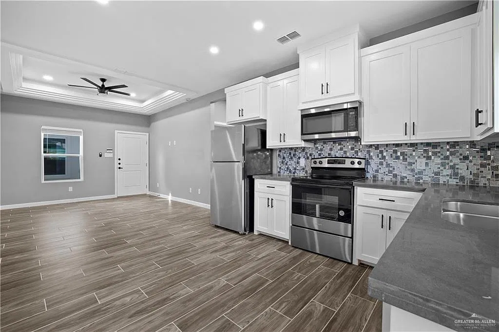 3 bed, 1044 sqft, $1,350 — Photo 2