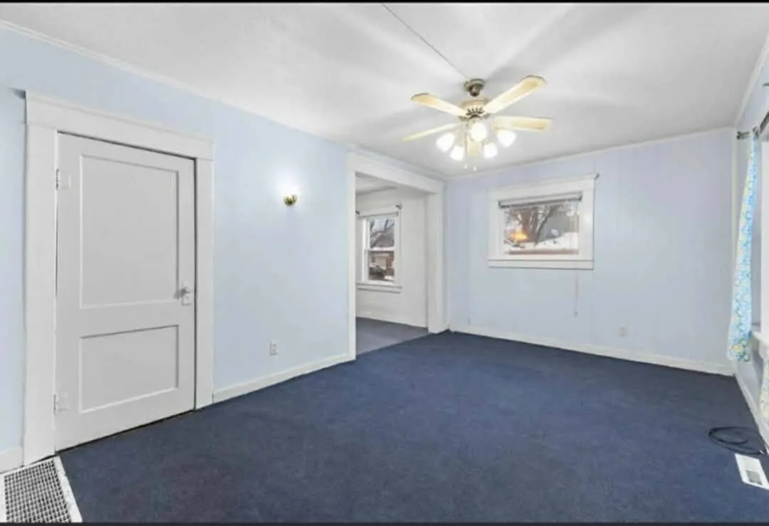 3 bed, 1000 sqft, $1,200 — Photo 2