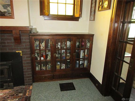 5th image of 122 E Main St