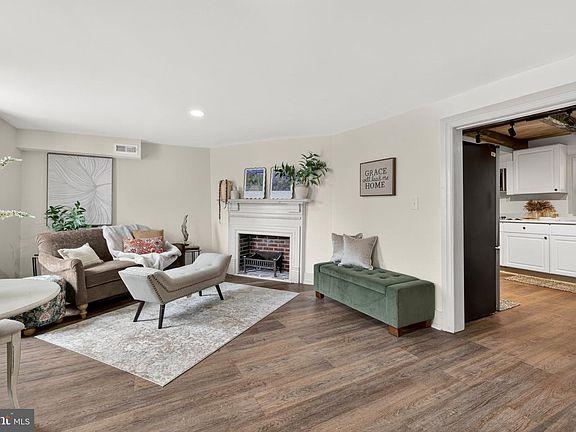 3rd image of 105 N Mechanic St
