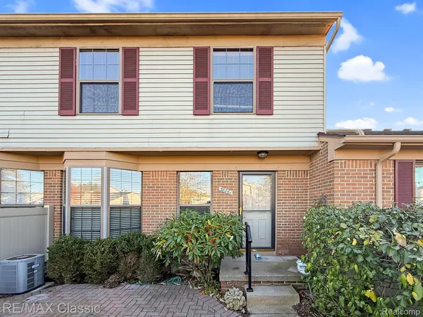 38861 Country Cir, Farmington, MI 48331