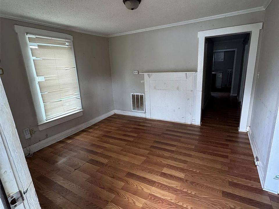 2nd image of 926 Cantwell St