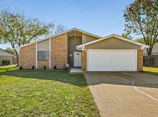 221 Asbury Dr, Saginaw, TX 76179