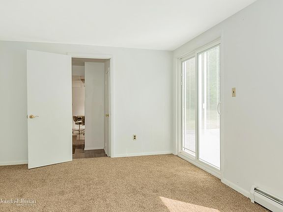 4th image of 17 Woodbine St