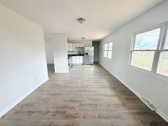4th image of 913 Middle Dr