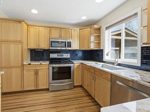 5th image of 2340 SW Howard Dr