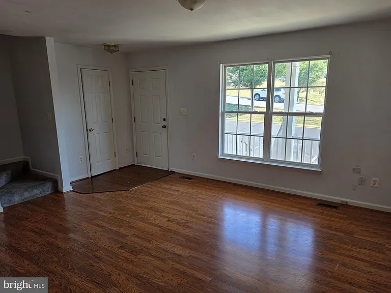 404 Pendleton Ln — Photo 3