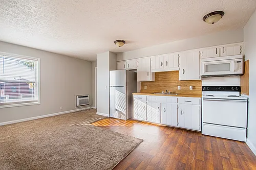 Pinewood Apartments Photo 1