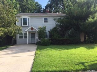 30 Hearth Ln, Westbury, NY 11590