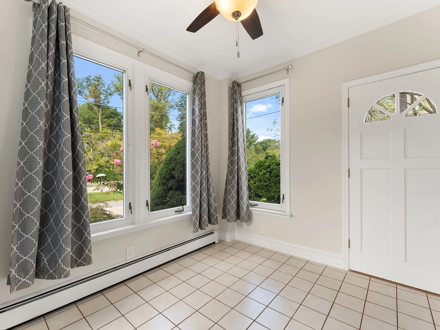 3 bed, 1280 sqft, $4,150 — Photo 3