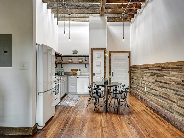 110 W Market St — Photo 10