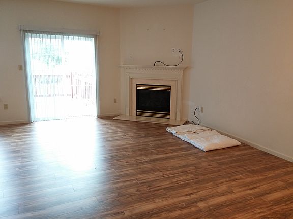 Dining room w fire place