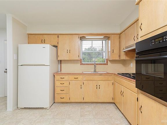 5th image of 1412 W Gardenia Ave