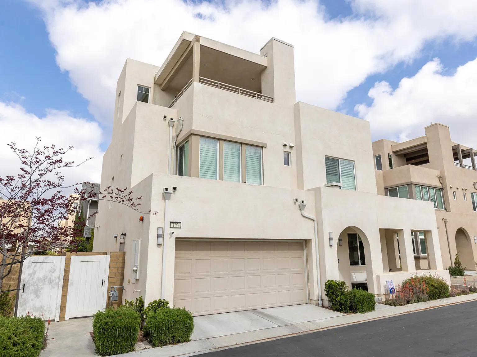 4 bed, 2287 sqft, $6,000 — Photo 2