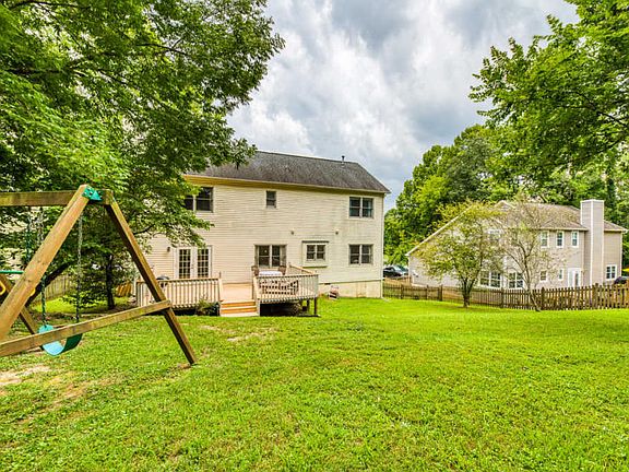 3rd image of 909 Chesapeake Way