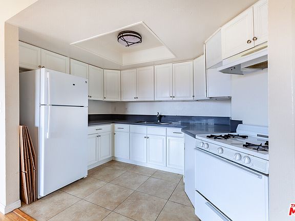 3rd image of 411 N Kenmore Ave