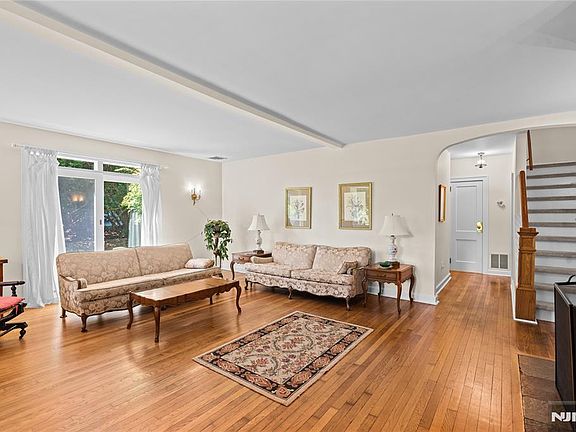 4th image of 243 W Saddle River Rd