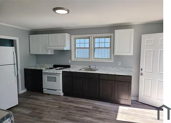 6 bed, 2500 sqft, $3,950 — Photo 2