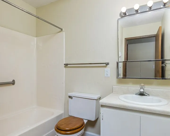 8 Wallingford Dr — Photo 12