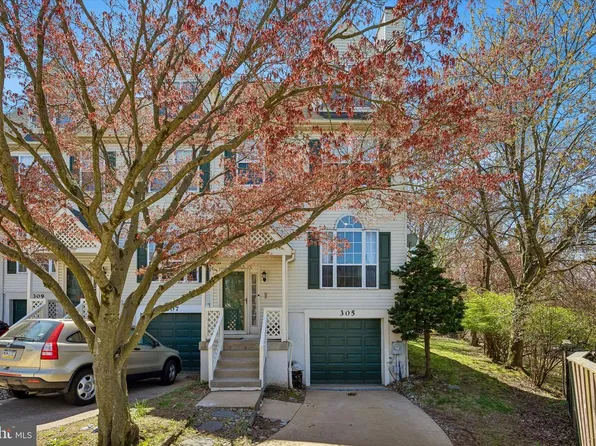 305 Sage Ln, Philadelphia, PA 19128