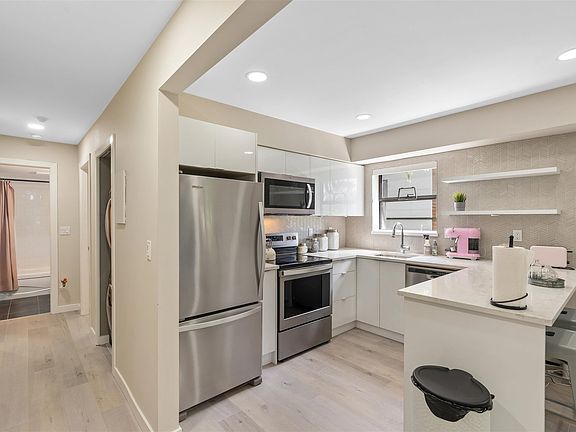 2nd image of 225 Mowat St #102