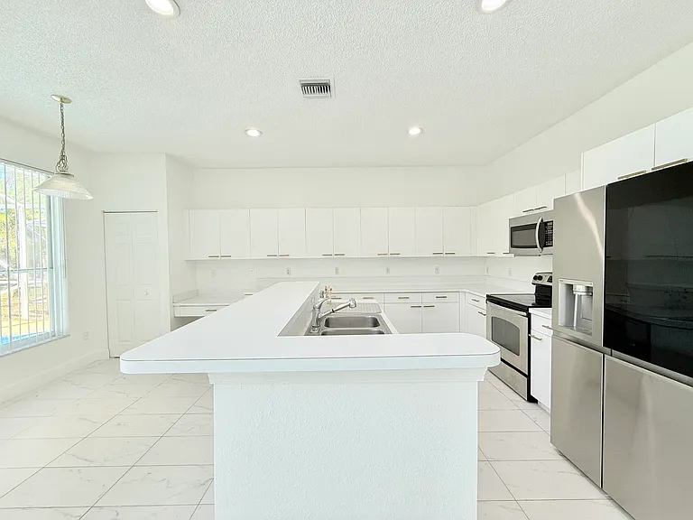 10875 Old Bridgeport Ln — Photo 3