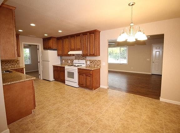 4th image of 1146 W Alamos Ave