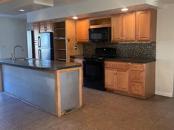 Open kitchen with large center island