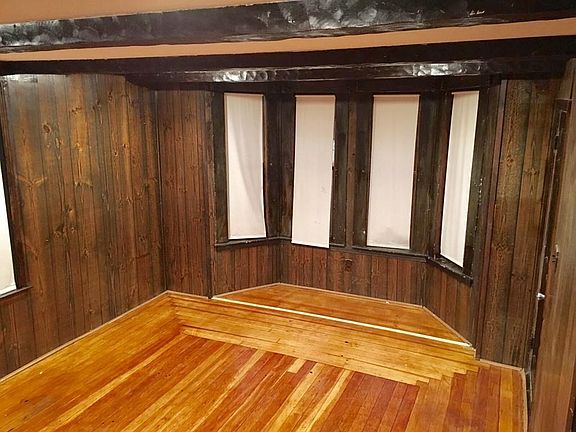 3rd image of 180 Essex St #1