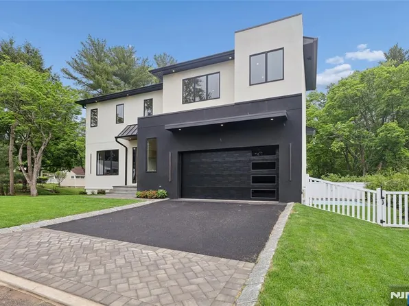 1 Bancroft Pl, Cresskill, NJ 07626