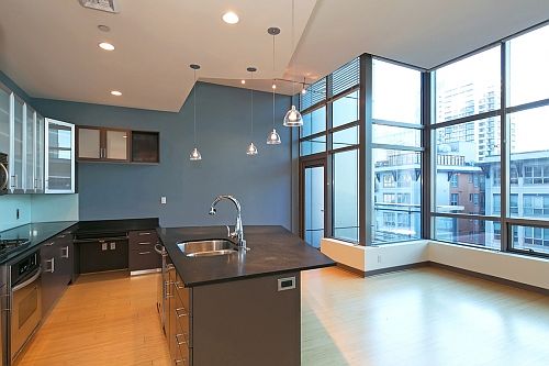 Kitchen Island divides kitchen to living. Pefect for enterta