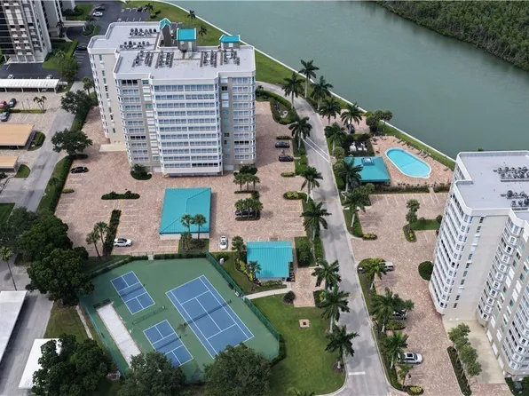 21 Bluebill Ave APT 303, Naples, FL 34108