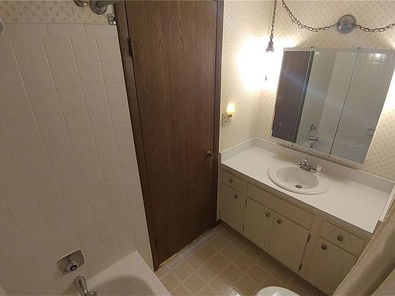3rd image of 1625 Cedarwood Dr APT 114