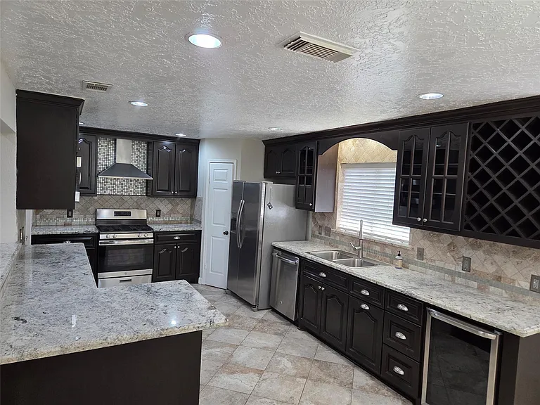 15415 Beechnut St — Photo 8
