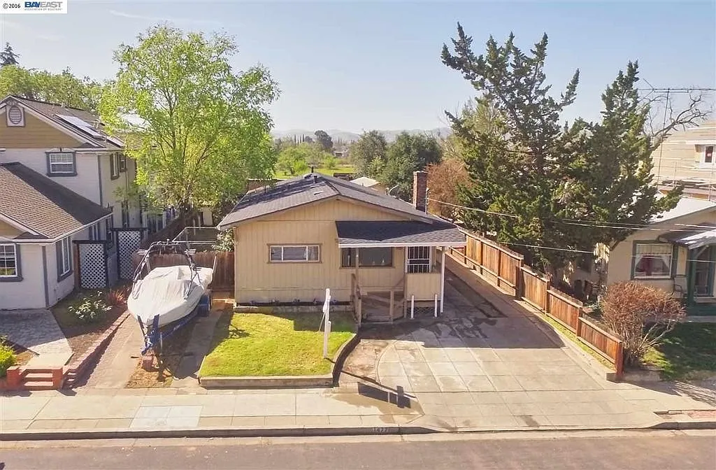 1477 College Ave photo 1