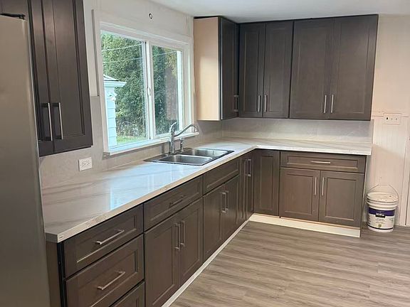 3rd image of 1170 Camas Ave NE