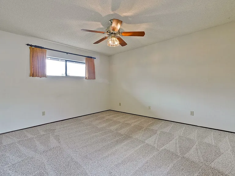 8224 Claret Ct — Photo 32