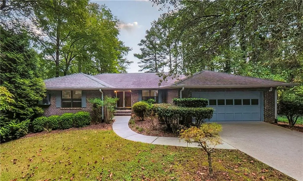 4 bed, 3.0 bath, 2860 sqft, $2,600 — Photo 1