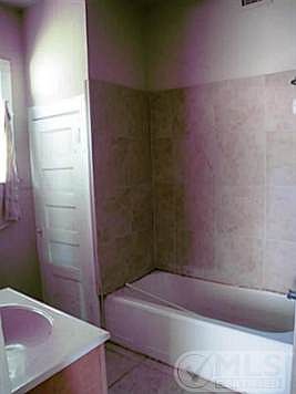 5th image of 1013 E Broadway St