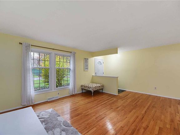 5th image of 7947 Glen Oaks Dr NE
