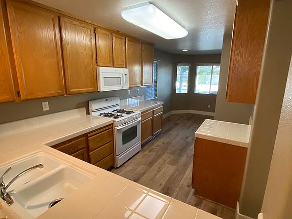 4th image of 1856 Ambridge Dr